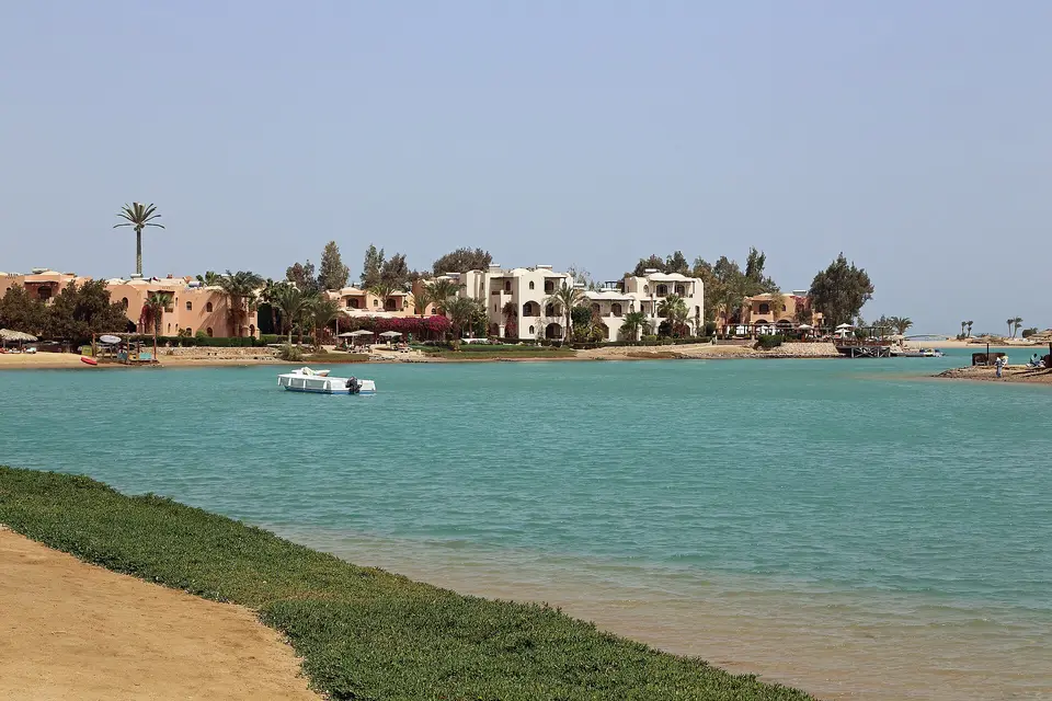Villas and palms on the shore of a turquoise lagoon in El Gouna