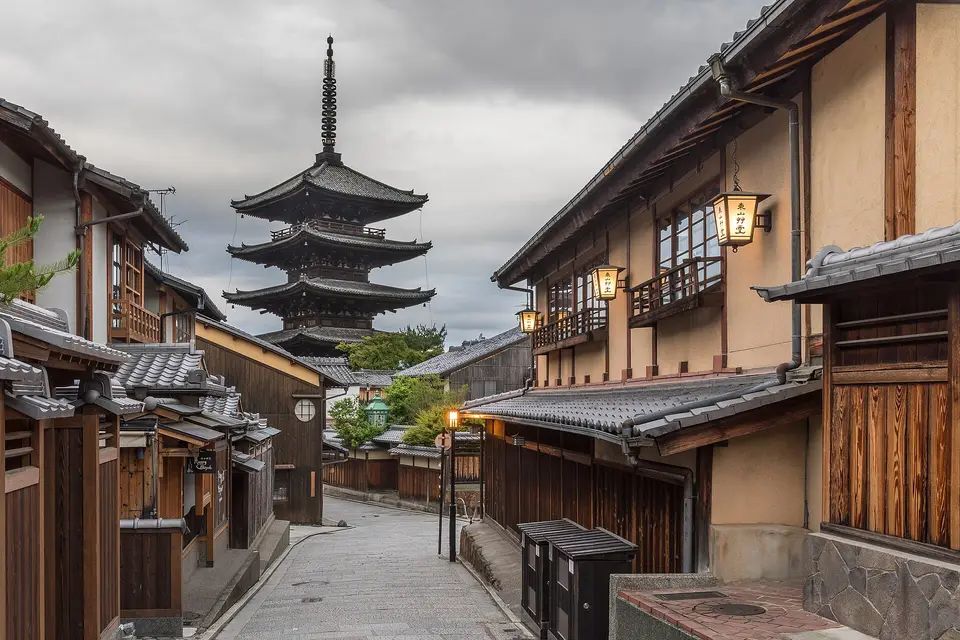 Yasaka-dori lane in early morning, with wooden townhouses, lanterns and the Yasaka Pagoda in Kyoto