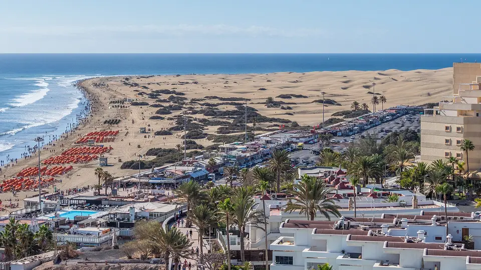 The long beach of Playa del Inglés and the Maspalomas dunes stretching beside the Atlantic