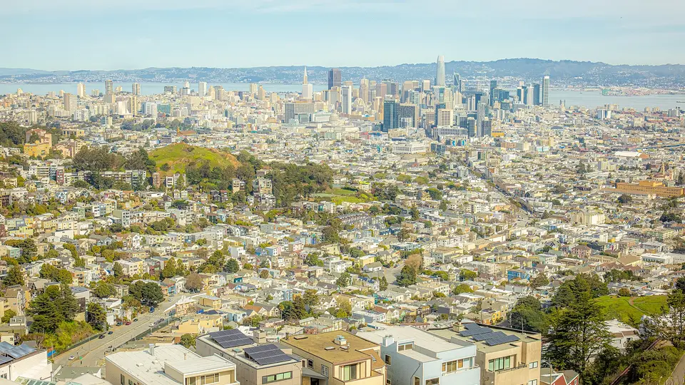 San Francisco's hillside neighbourhoods and downtown towers seen from Twin Peaks, with the bay beyond