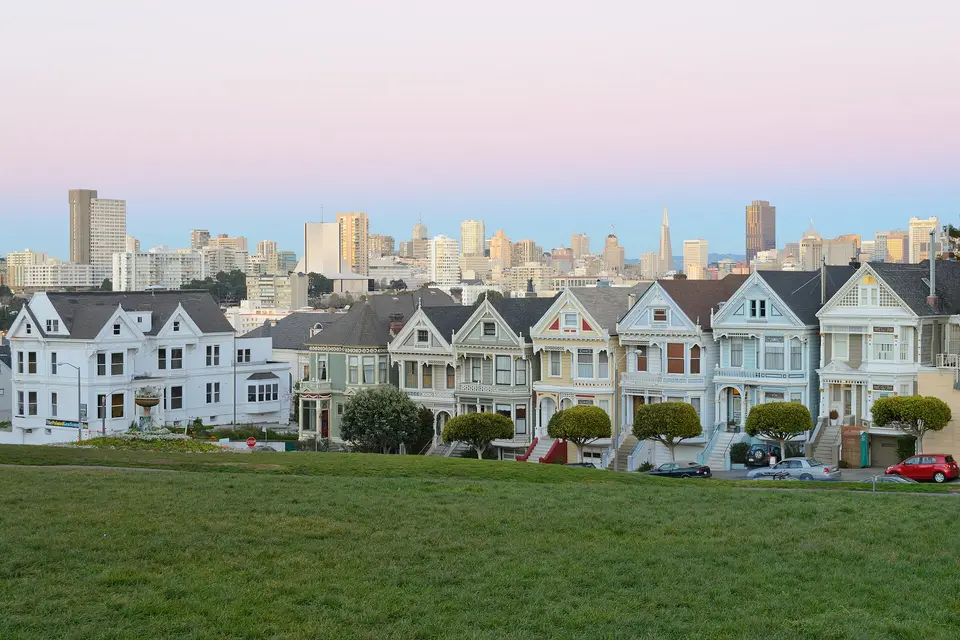 The Painted Ladies Victorian houses at Alamo Square with the San Francisco skyline behind